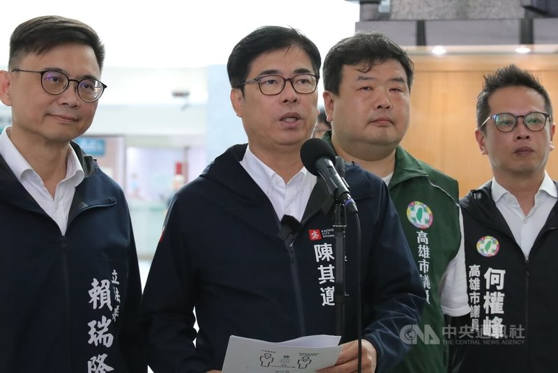 對於南部蓋大巨蛋一事，高雄市長陳其邁（左2）2日在高雄市政府四維行政中心受訪表示，「生蛋容易，養蛋難」，需要仔細評估與考量整體配套，另提及這件事，應是未來市長的事。中央社記者張已亷攝　115年3月2日