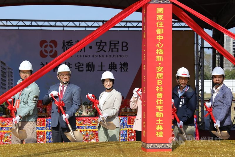 副總統蕭美琴（左3）2日到高雄市橋頭區出席「橋新．安居B」社會住宅新建統包工程動土典禮，與現場來賓執鏟祈福。中央社記者張已亷攝　115年3月2日