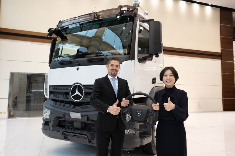 順益集團2日宣布取得賓士卡車（Mercedes-Benz Trucks）台灣總代理權，成立子公司順賓商車，接手賓士卡車台灣市場銷售與服務業務，圖左為台灣戴姆勒亞洲商車董事長德施勒（Andreas Deuschle），右為順益集團董事長林純姬。（順益集團提供）中央社記者鍾榮峰傳真　115年3月2日