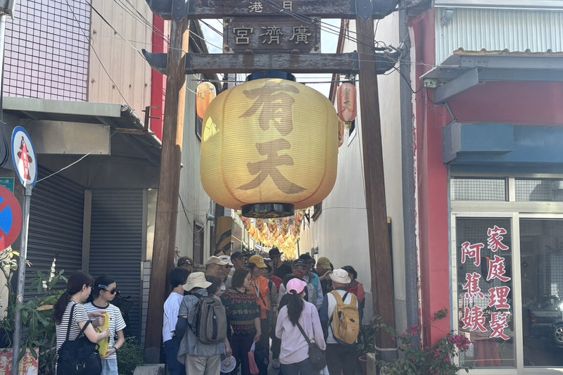 台南市政府觀光旅遊局2日統計228連假各景點觀光人次，3天累計逾123萬人次。圖為鹽水老街人潮。（台南市觀旅局提供）中央社記者楊思瑞台南傳真　115年3月2日