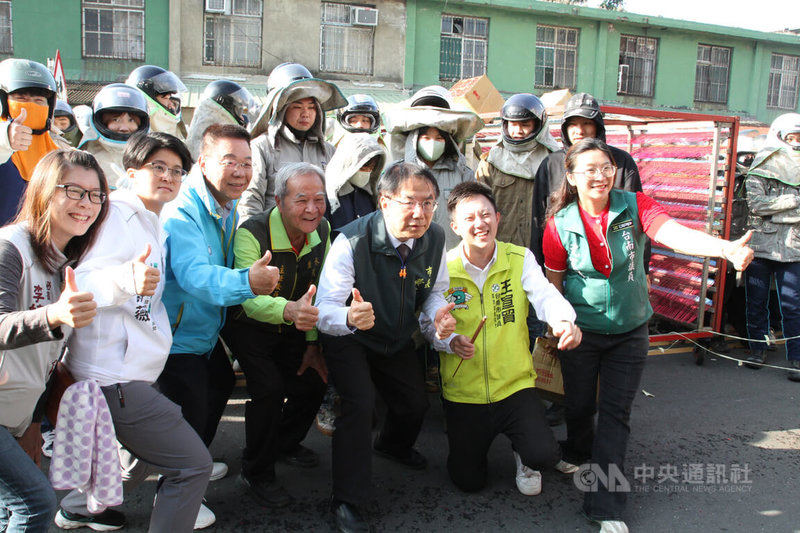 台南鹽水蜂炮活動2日上午展開2天2夜平安遶境行程,台南市長黃偉哲(前右3)主持啟炮後參觀首座施放炮城。中央社記者楊思瑞攝 115年3月2日