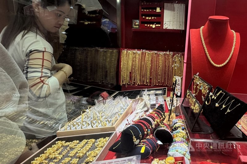 中東戰事爆發，國際金價直線飆升，在避險需求帶動下，2日亞洲開盤後的國際金價跳空上漲，每盎司最高5391.6美元，逼近5400美元。台北市中山區一家價格優勢的銀樓內2日下午有不少民眾排隊進店交易。中央社記者徐肇昌攝　115年3月2日