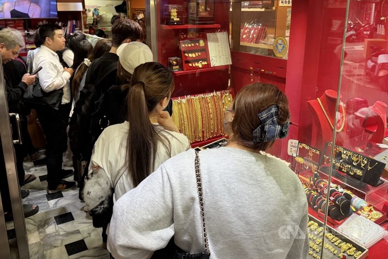 在避險需求激勵下，國際金價2日上漲超過100美元，有專家分析，上漲主因為美國與以色列對伊朗軍事行動升級、市場避險情緒急升。圖為台北市中山區一家銀樓內排滿等待交易民眾。中央社記者徐肇昌攝　115年3月2日