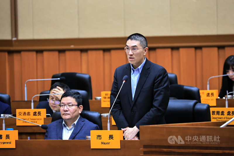 基隆市議會2日召開臨時會，針對住宅囤積物品管理議題，市長謝國樑（右）答詢時表示，基本上，基隆市政府希望能與桃園市政府一樣訂定自治條例來規範。中央社記者王朝鈺攝　115年3月2日