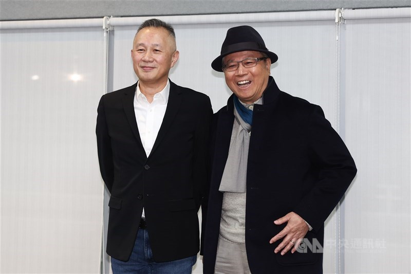 圖為緯創董事長林憲銘（右）與總經理林建勳（左）。（中央社檔案照片）