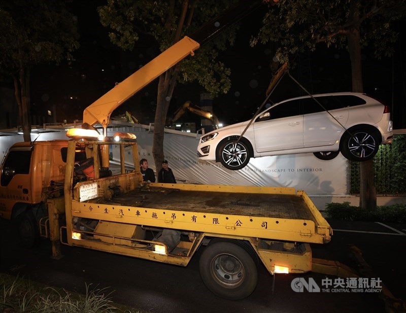 圖為業者拖吊汽車。（中央社檔案照片）