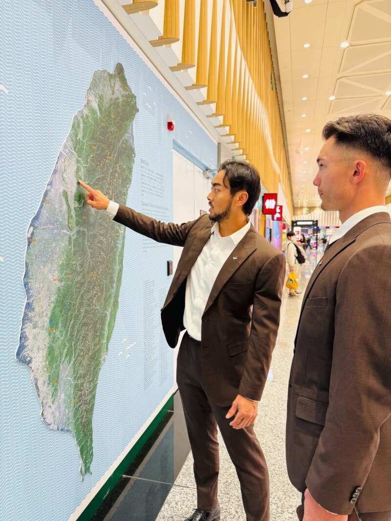 世界棒球經典賽（WBC）台灣隊選手林家正（左）向台美混血好手費柴德（右）介紹台灣城市。（圖取自facebook.com/heartbaseball）