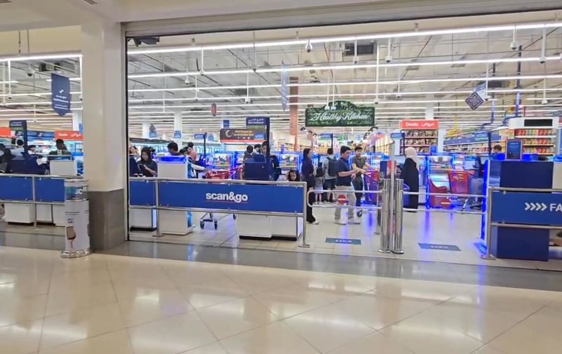 常駐杜拜台商吳天麟在28日美伊開打後隔天前往當地購物中心，觀察到上午的量販店家樂福顧客人潮看似平常，但下午的杜拜街頭，卻已出現恐慌性搶購人潮。（吳天麟提供）中央社記者施婉清開羅傳真 115年3月2日