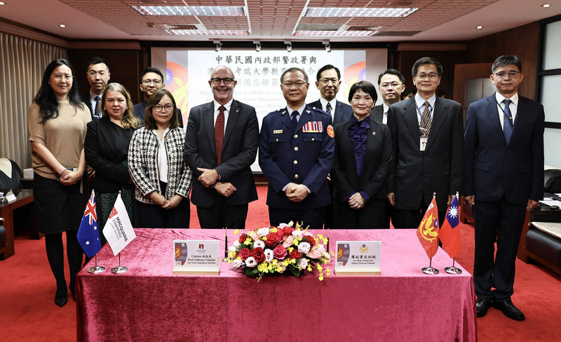 內政部警政署2日和澳洲麥考瑞大學簽署教育訓練合作備忘錄，由警政署副署長廖訓誠（前右4）和麥考瑞大學全球事務副校長卡哈蘭（Anthony Cahalan）（前左4）代表簽署，為台澳在警政實務與學術研究建立連結。（警政署提供）中央社記者黃麗芸傳真　115年3月2日