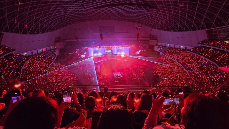 2025年底在台北大巨蛋舉辦的萬人演唱會現場，遠傳、愛立信與OPPO攜手合作，在5G SA架構上，驗證結合AI與網路切片的智慧差異化連接服務。（遠傳提供）中央社記者江明晏傳真　115年3月2日