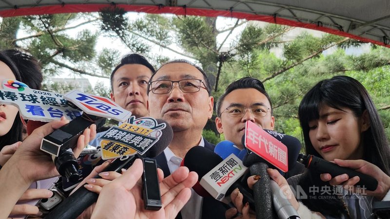 國民黨立法院黨團擬提案0到6歲健保國家付。新北市長侯友宜（前中）2日受訪時表示支持，希望讓年輕人願意來生，願意來一起共同來養育。中央社記者王鴻國攝　115年3月2日