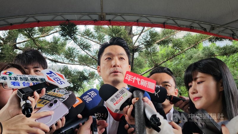 國民黨立法院黨團擬提案0到6歲健保國家付，台北市長蔣萬安（中）2日表示樂見國民黨團提案，以減輕育兒家庭爸媽的負擔。中央社記者王鴻國攝 115年3月2日