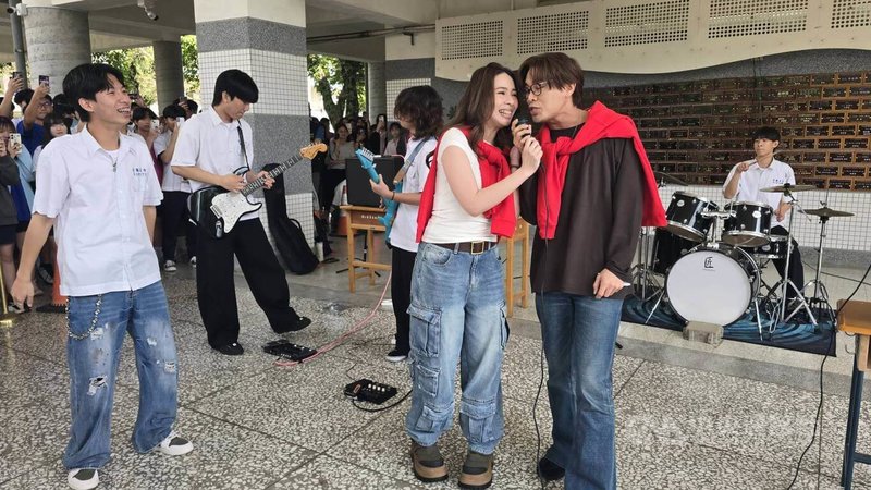 樂團告五人主唱兼吉他手潘雲安（前右起）、主唱犬青（蔡欣倫）2日以傑出校友身分重返母校宜蘭高中，將多組樂器贈予學校熱音社並進行音樂交流。中央社記者沈如峰宜蘭縣攝　115年3月2日