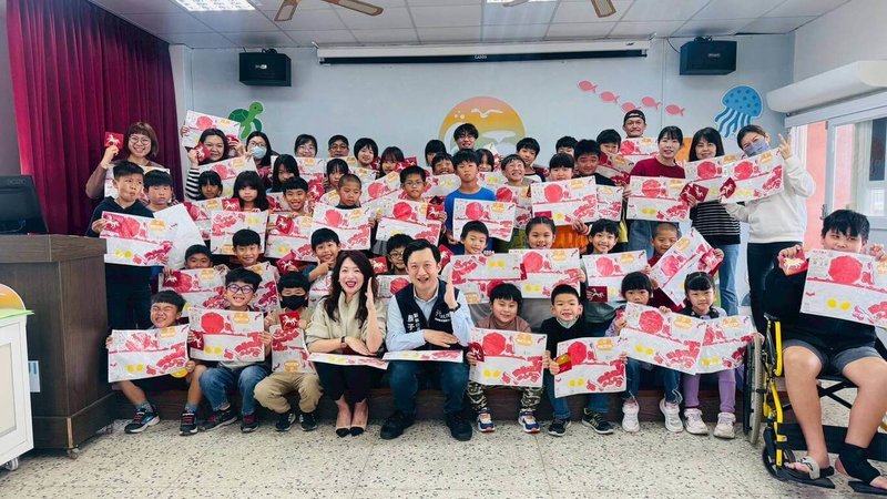 行政院南部聯合服務中心副執行長顏子傑（前左5）2日返回澎湖，專程前往母校風櫃國小，致贈師生馬年花燈，一起提前歡度元宵。（行政院南部聯合服務中心提供）中央社  115年3月2日