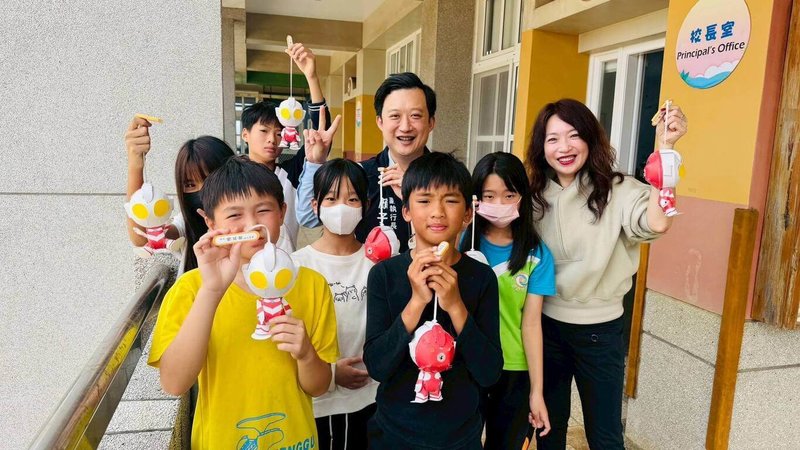 行政院南部聯合服務中心副執行長顏子傑（後中）是澎湖子弟，他2日以校友身分返回母校風櫃國小，為學弟妹們帶來溫暖的節慶祝福，並肯定學校將雙語、海洋與環境教育融入課程，展現海洋小學的特色教學成果。（政院南部服務中心提供）中央社  115年3月2日