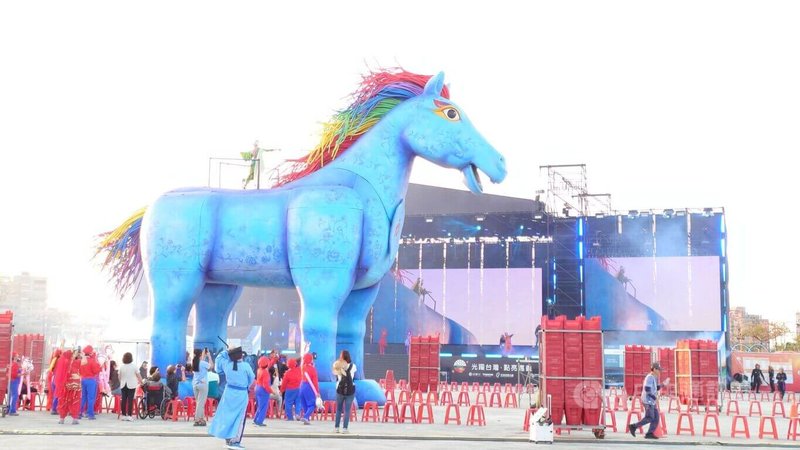 2026台灣燈會3日元宵節將正式開幕,紙風車劇團客家親子劇「雨馬」也將在燈會期間演出6場次,2日傍晚加緊排練,巨型「雨馬」裝置格外吸睛。中央社記者蔡智明攝 115年3月2日