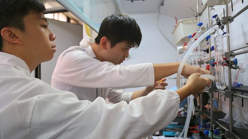 使用抗生素易導致細菌產生抗藥性，國立中山大學團隊研發「一鍋燉煮」製藥技巧，大幅提升新藥合成效率。（國立中山大學提供）中央社記者蔡孟妤傳真　115年3月2日