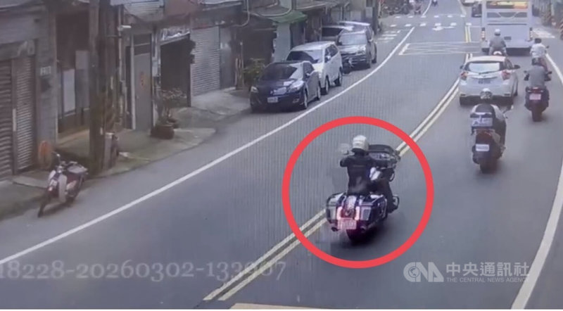 一名重機騎士騎車行經北宜公路被發現疑似懸掛假車牌，遭民眾告發。新店警分局調閱沿線監視器影像查證，該車疑以貼紙黏貼將字首L變為E，涉犯刑法偽造特種文書罪及道交條例，已通知駕駛到案說明。（翻攝畫面）中央社記者曹亞沿傳真　115年3月2日