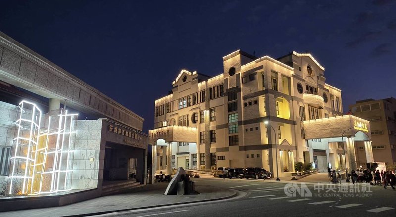 澎湖縣馬公市公所行政大樓燈光亮化計畫2日晚間正式點燈，市政與代表會大樓同步亮燈，與緊臨的澎湖地質館相互輝映。中央社　115年3月2日