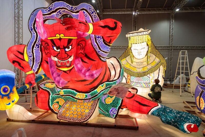 日本青森睡魔師製作大型睡魔燈籠。(圖取自2026台灣燈會在嘉義網頁2026taiwanlanternfestival.org)