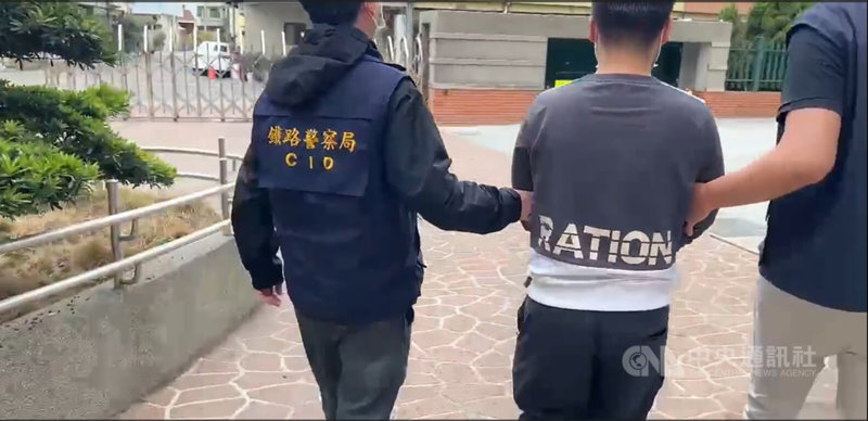 居住彰化的郭姓男子（中）日前發訊恐嚇台鐵和高鐵，鐵路警察局迅速查獲送辦，遭聲押獲准。（翻攝照片）中央社記者黃麗芸傳真　115年3月2日