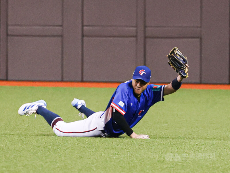 世界棒球經典賽資格賽（WBCQ）台灣隊最終戰再交手西班牙隊力拚晉級，1局下半對手進攻，台灣右外野手宋晟睿（圖）美技守備阻斷西班牙攻勢。（中央社檔案照片）