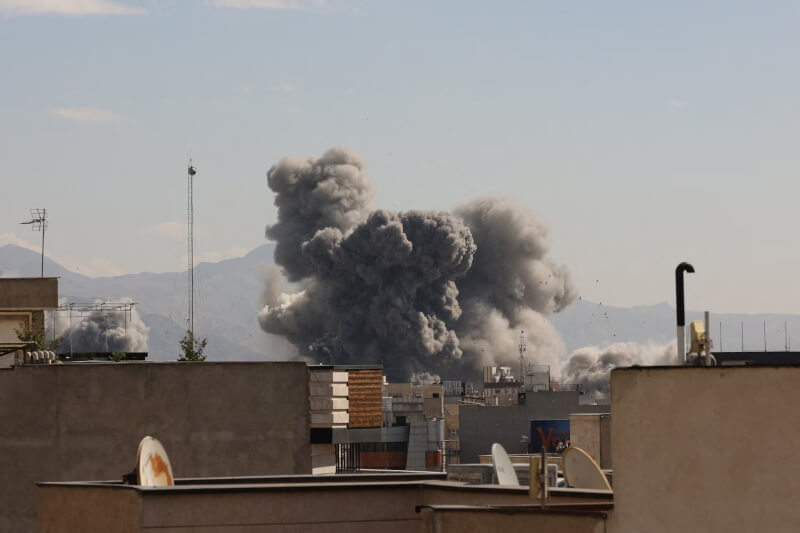 美國與以色列1日持續空襲伊朗首都德黑蘭。（Majid Asgaripour/WANA (West Asia News Agency) via 路透社）