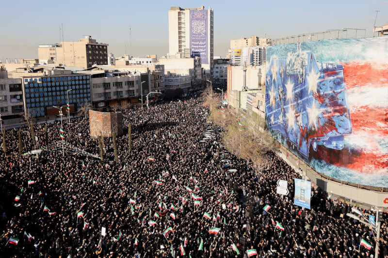 大批伊朗民眾1日在首都德黑蘭聚集悼念遭空襲身亡的伊朗最高領袖。（Majid Asgaripour/WANA (West Asia News Agency) via 路透社）