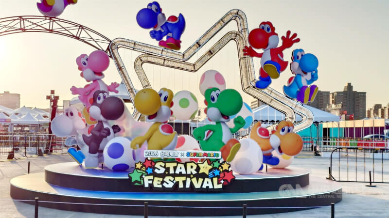 「超級瑪利歐.星燦嘉年華」展區設置人氣角色耀西等主題拍照點,風格活潑繽紛。中央社記者蔡智明攝 115年3月2日