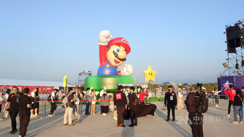 2026台灣燈會在嘉義，3日元宵節將正式開展，其中備受矚目的「超級瑪利歐．星燦嘉年華」展區2日開箱，設有10公尺高的瑪利歐主燈。中央社記者蔡智明攝　115年3月2日
