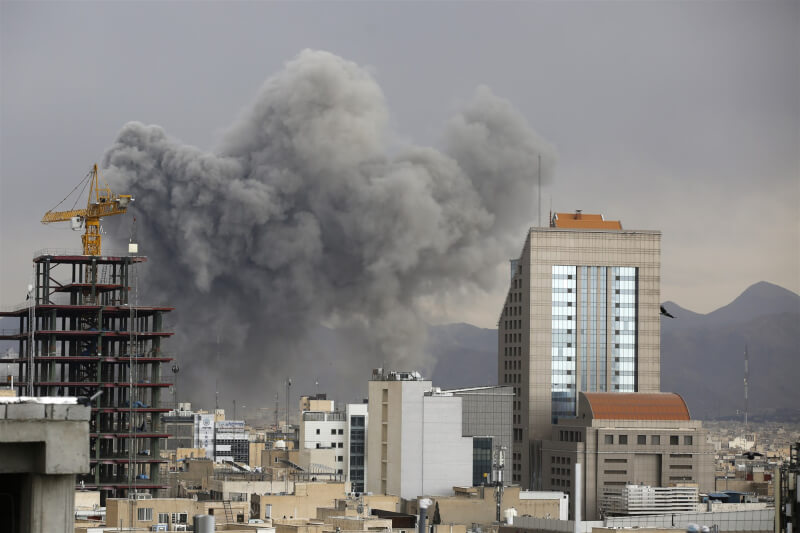 美國聯手以色列大規模空襲伊朗，德黑蘭2日多處發生爆炸。（安納杜魯新聞社）
