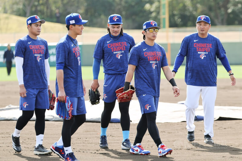世界棒球經典賽台灣隊1日到日本宮崎SOKKEN棒球場練球備戰，為即將開打的正賽調整狀態，隊長陳傑憲（右2起）、球員張育成、陳晨威、宋晟睿與總教練曾豪駒（右1）結束練習後走下場。中央社記者王騰毅宮崎攝  115年3月1日