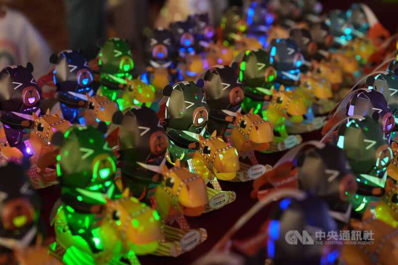 「喔熊馬抵嘉」小提燈結合生肖「馬」以及台灣觀光代言人「喔熊」。(中央社檔案照片)