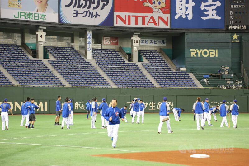 圖為2013年台灣隊在東京巨蛋球場練球。（中央社檔案照片）