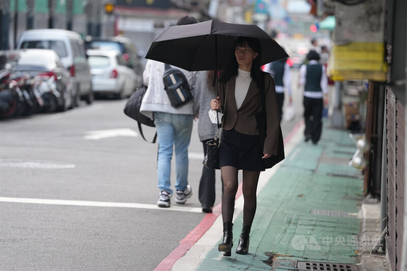 中央氣象署表示，2日晚間鋒面通過，接著東北季風或大陸冷氣團南下，水氣增多。圖為台北市中山區午後街景。中央社記者徐肇昌攝　115年3月2日