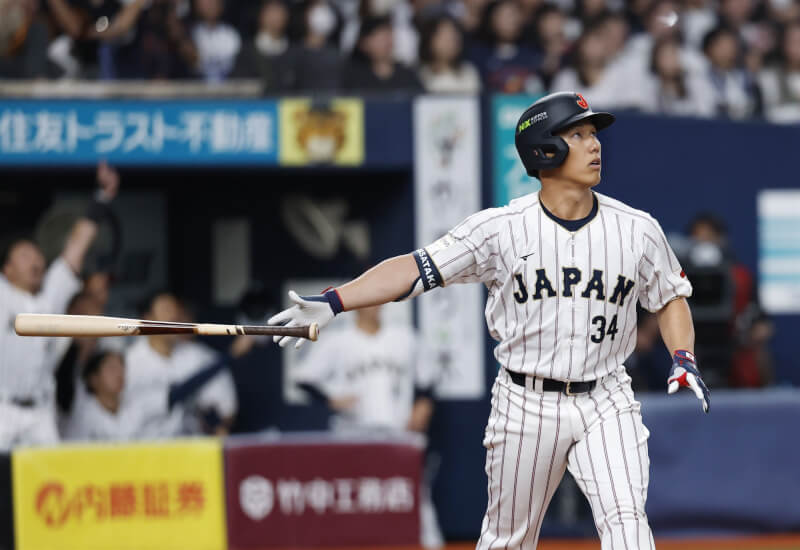 5局上1人出局後,吉田正尚敲出陽春砲。(共同社)