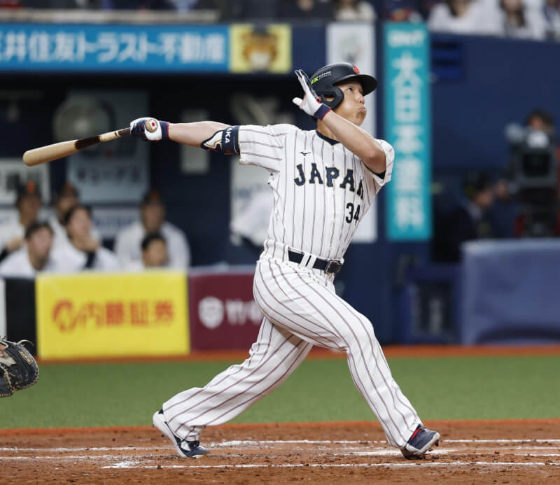 世界棒球經典賽（WBC）日本隊2日在在官辦熱身賽與日職歐力士猛牛隊交手，吉田正尚轟出陽春砲。（共同社）