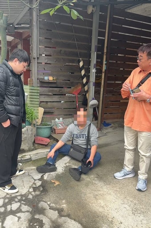 50歲葉姓男子（中）從事盤商生意多年，疑因財務問題，在農曆春節前向苗栗縣多名莓農收購鮮果，收貨後卻人間蒸發，造成逾20名莓農損失約新台幣數百萬元；警方獲報後展開調查，在苗栗檢警密切合作及桃園市警方積極協助下，順利將葉男拘捕到案。（警方提供）中央社記者管瑞平傳真　115年3月2日