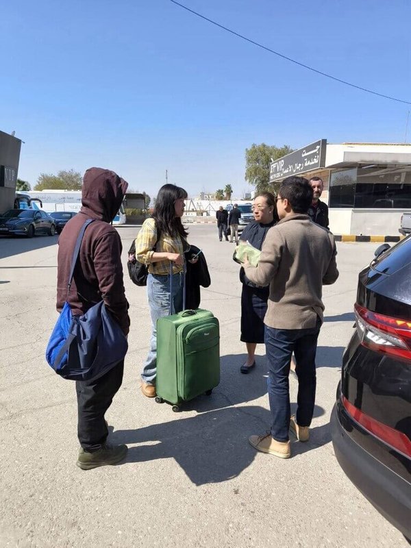 中東情勢緊張,駐以色列代表處2日上午協助2名台灣人(左1、左2)抵達進入約旦邊界。(外交部提供)中央社記者楊堯茹傳真 115年3月2日