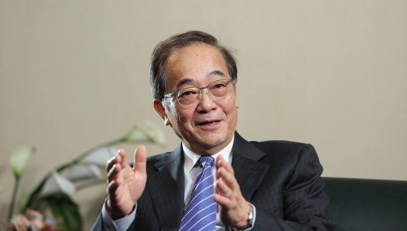 程海東接受專訪，暢談AI時代下培養軟實力的重要性。（中央社翁睿坤）