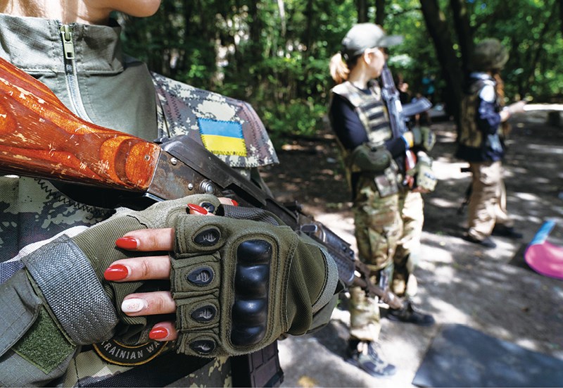 在烏克蘭，女性士兵或有志加入軍隊的女生仍會如常做指甲。