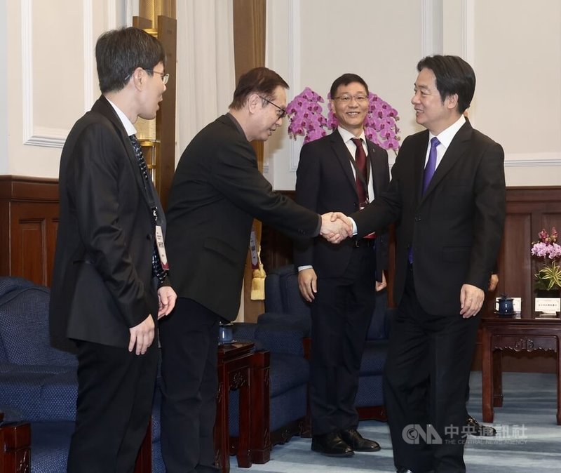 賴清德總統(右)2日上午接見114資訊月「傑出資訊人才獎」獲獎者暨主辦單位代表,感謝得獎人的努力和付出,讓台灣在全球數位轉型浪潮中不斷累積實力,穩健前行。中央社記者張皓安攝 115年3月2日