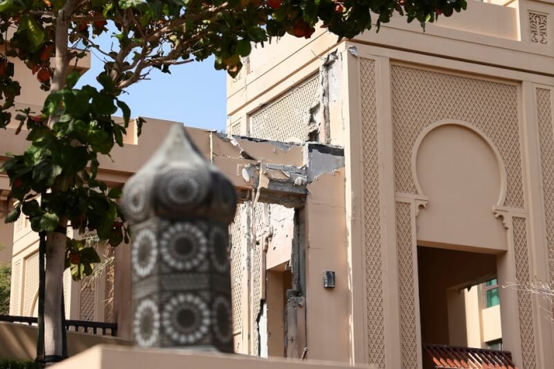 美國以對伊朗發動空襲後，伊朗1日襲擊位於阿拉伯聯合大公國城市杜拜的棕一處酒店，造成酒店大樓受損。（路透社）