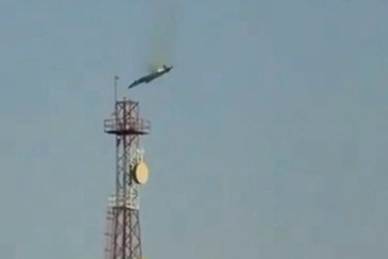 科威特政府表示數架美軍戰機1日墜毀科威特境內。圖為一架噴射機起火、失控墜落。（Social Media/via 路透社）