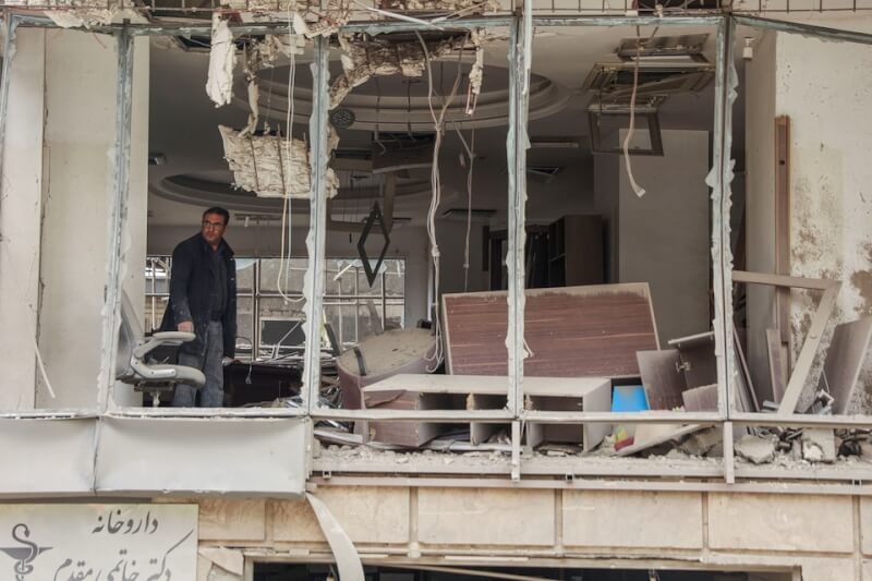 美國與以色列28日對伊朗展開空襲，圖為3月2日伊朗德黑蘭民眾查看甘地飯店醫院受損狀況。（West Asia News Agency via 路透社）