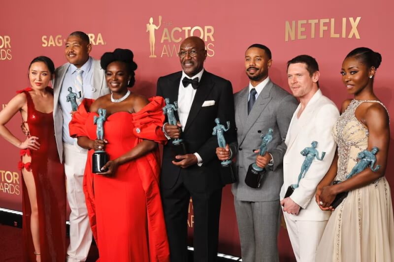 「美國演員獎」得獎名單1日揭曉，「罪人」麥可B喬丹（右3）奪最佳男主角獎。（路透社）