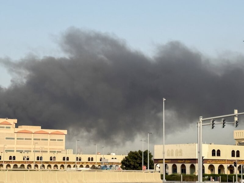 阿拉伯聯合大公國首都阿布達比1日遭伊朗報復性襲擊後，上空冒出濃煙。（路透社）