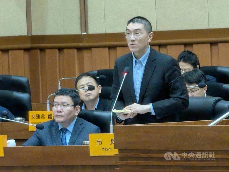 基隆市政府向日本製造商採購2輛水陸兩棲鴨子船，盼在民國116年暑假投入營運。基隆市長謝國樑（前右）3日在議會表示，相信基隆市在水陸兩棲運具收成「果實」時會是美好的。中央社記者王朝鈺攝　115年3月3日