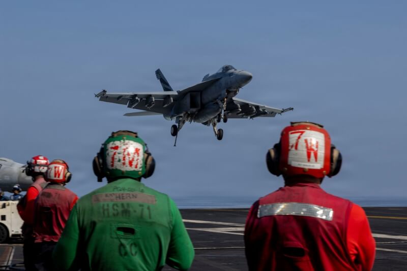 美軍一架F/A-18E超級大黃蜂戰機2日從一處未公開地點起飛。（U.S. Navy via 美聯社）