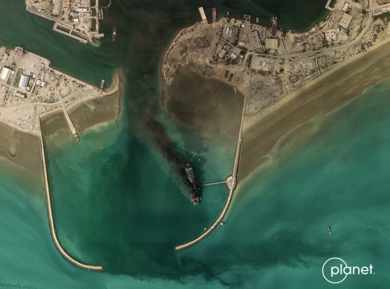 2日的衛星影像顯示，伊朗南部阿巴斯港的基地遇襲，軍艦冒出濃煙。（Planet Labs PBC via 美聯社）